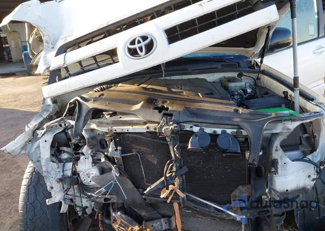 2003 Toyota 4Runner Sr5 V6 z USA, uszkodzony, nr VIN JTEBU14R038007768